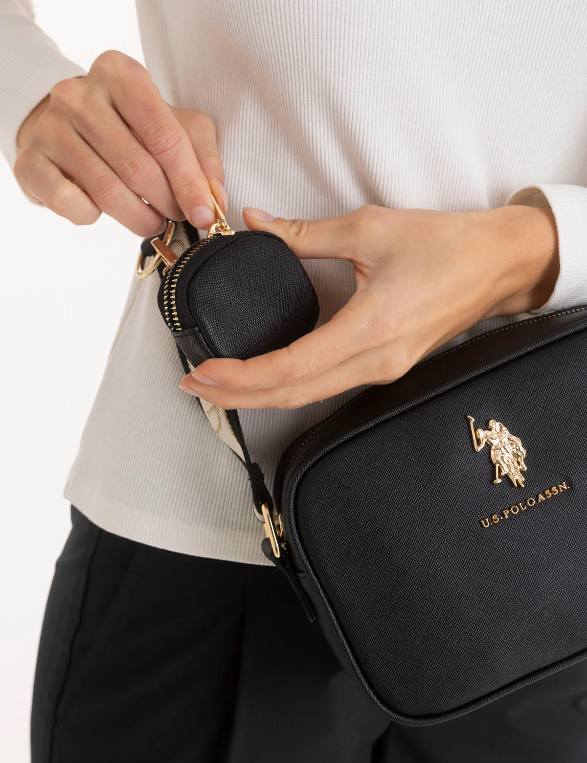 CLASSIC ZIP CROSSBODY BAG WITH POUCH - Image 6