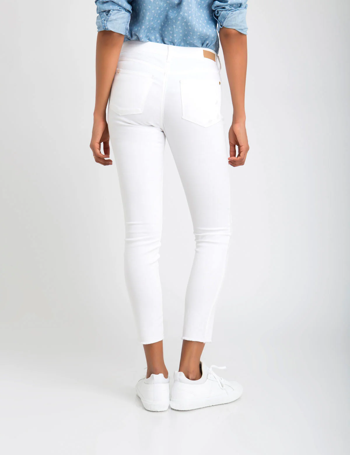EYELET PATCH JEGGING CROP JEANS - Image 7