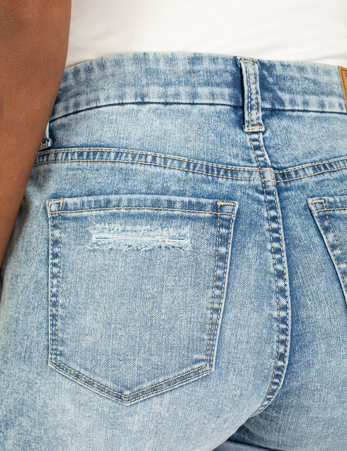 HIGH RISE CURVY CUFF SHORT - Image 6