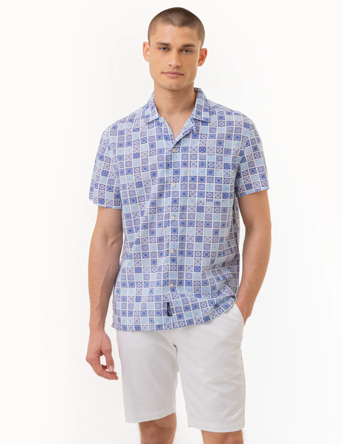 MEDALLION PRINT SHORT SLEEVE WOVEN SHIRT - Image 2