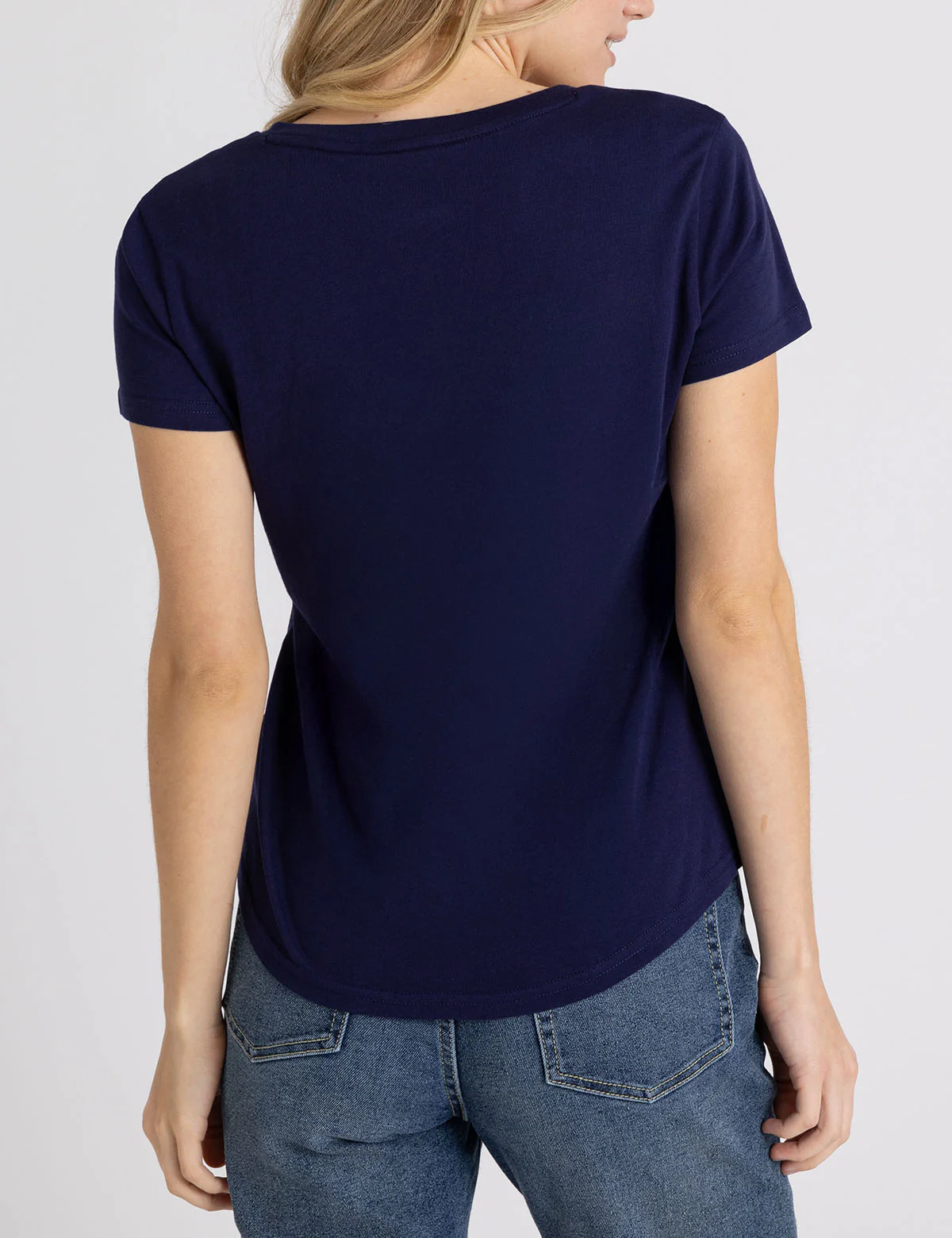 METALLIC SCRIPT V-NECK T-SHIRT - Image 4
