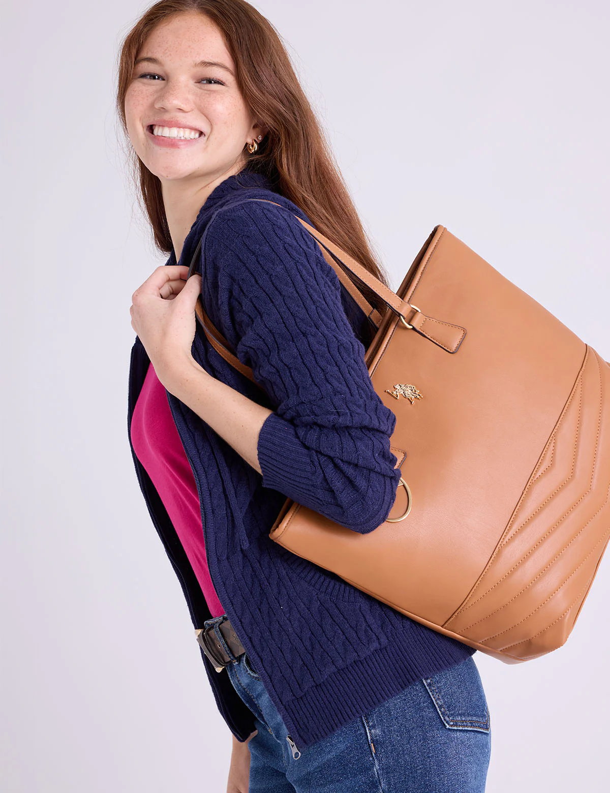QUILTED V TOTE BAG - Image 4