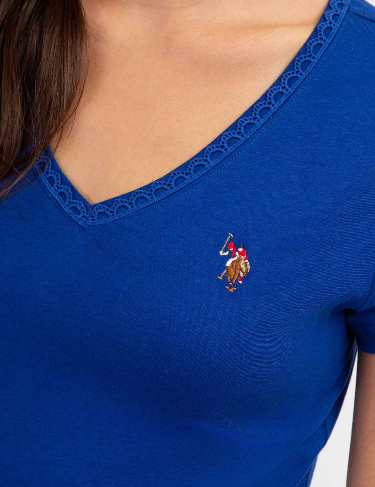 SCALLOP TRIM V-NECK T-SHIRT - Image 17