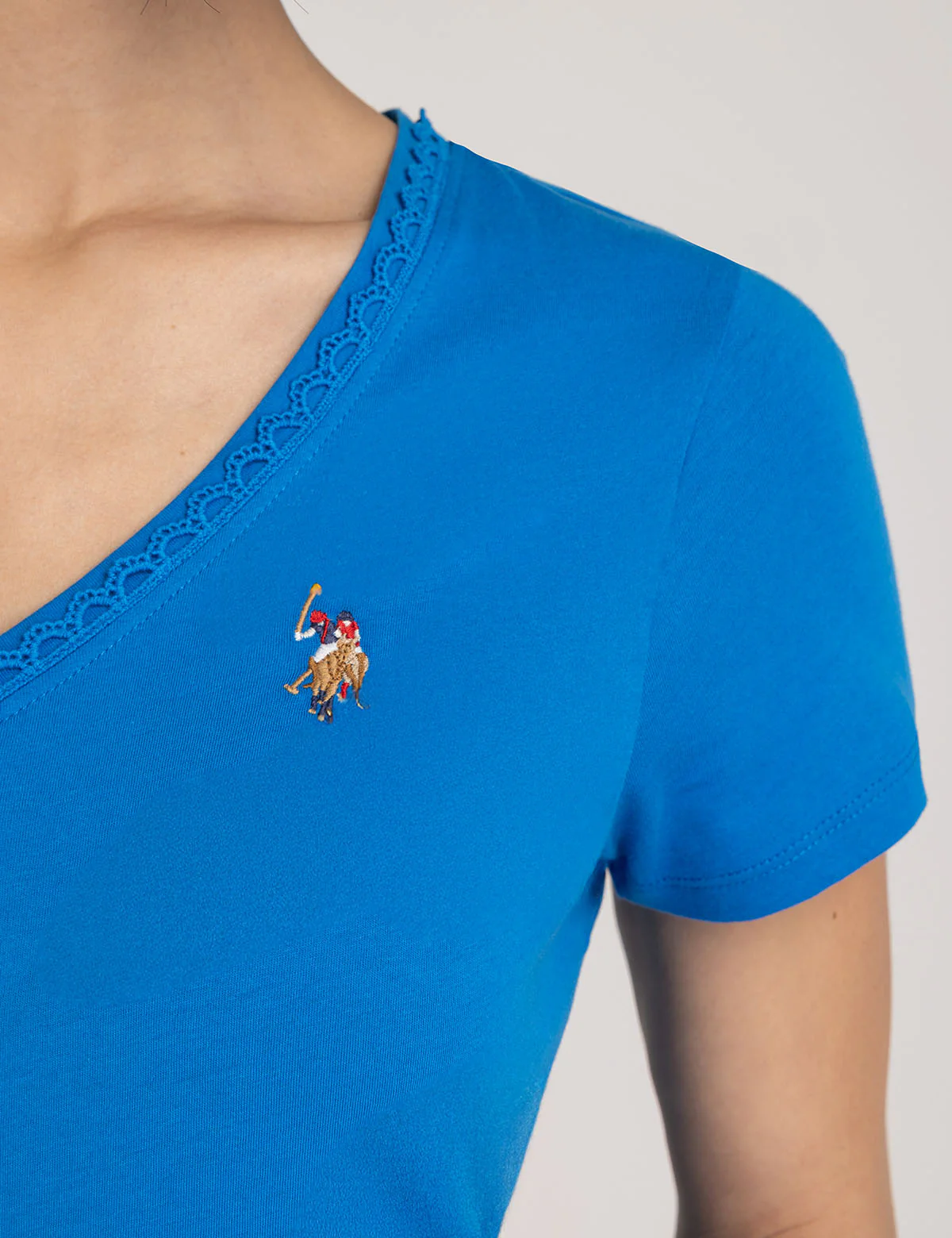 SCALLOP TRIM V-NECK T-SHIRT - Image 11