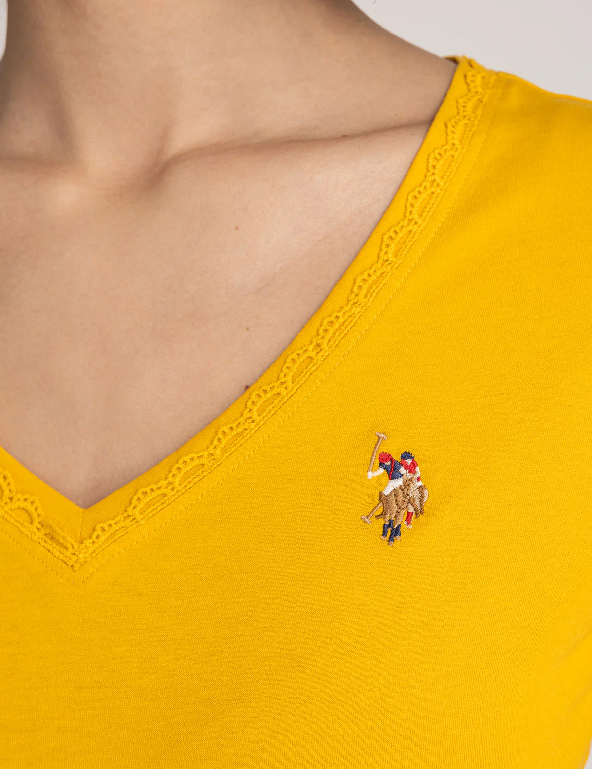 SCALLOP TRIM V-NECK T-SHIRT - Image 3