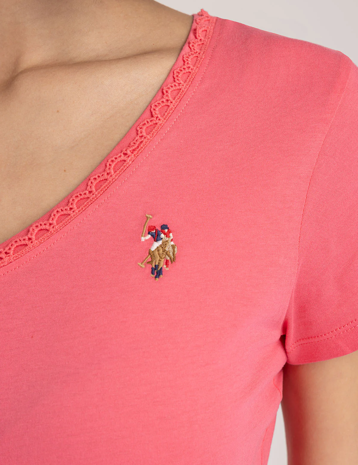 SCALLOP TRIM V-NECK T-SHIRT - Image 6