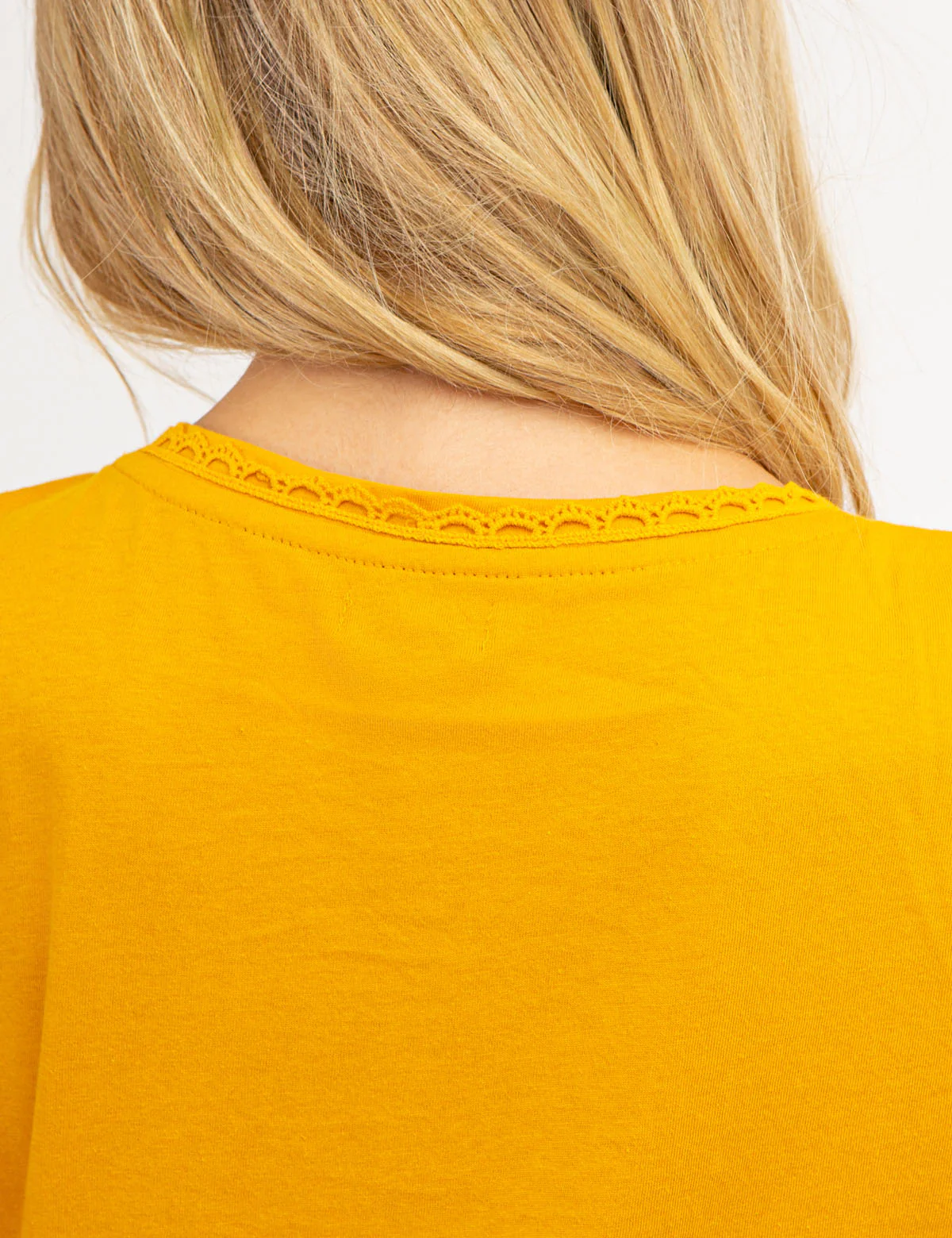SCALLOP TRIM V-NECK T-SHIRT - Image 7
