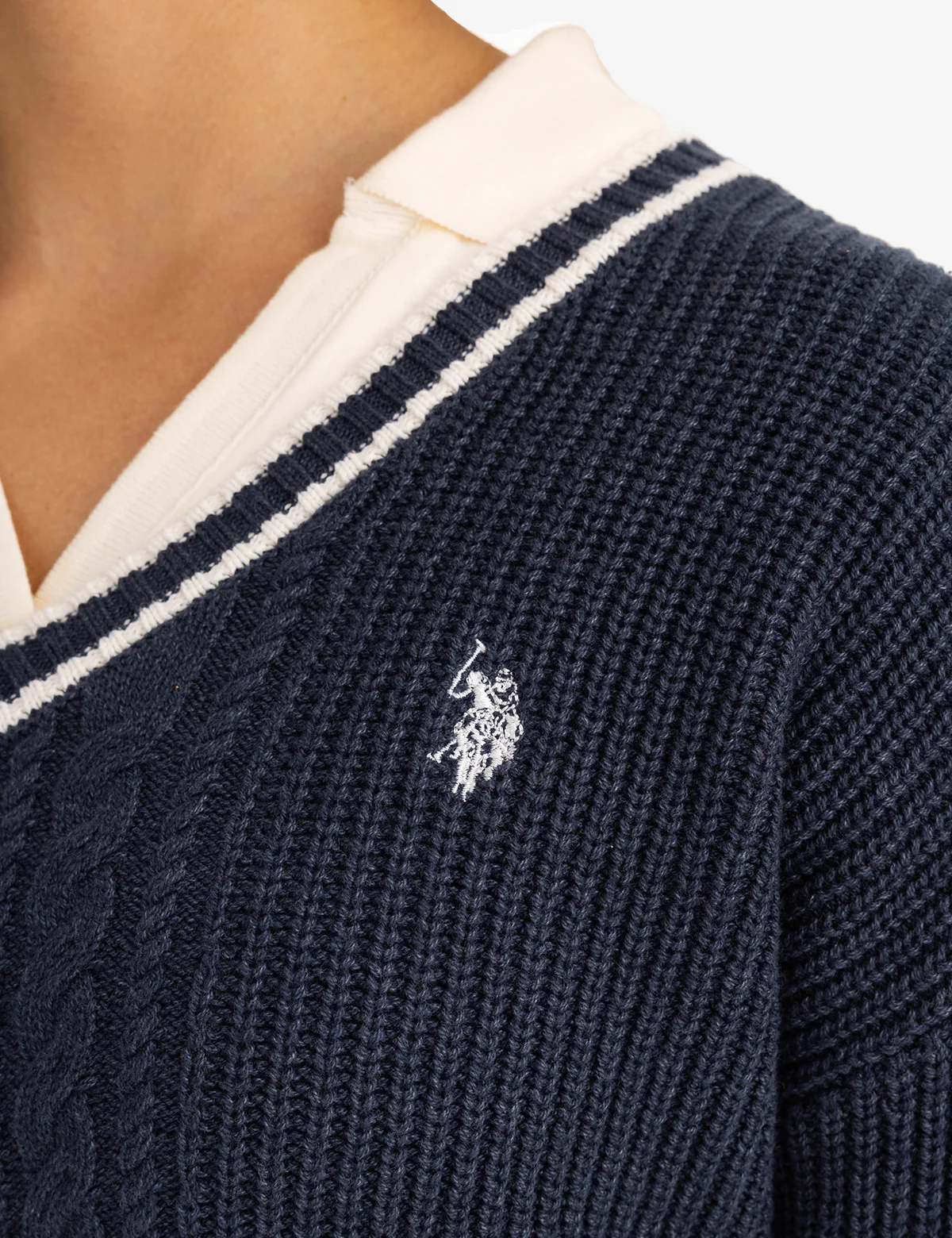 TIPPED CABLE V-NECK SWEATER - Image 4